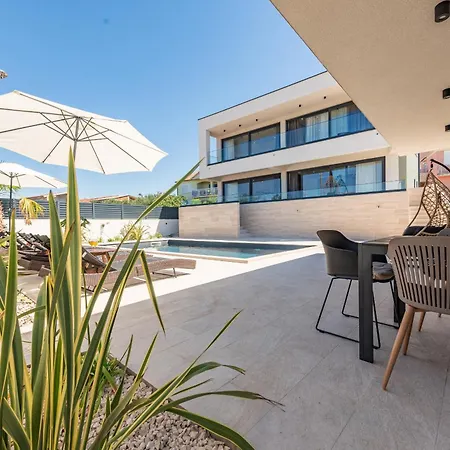 Niksun With Heated Pool Villa