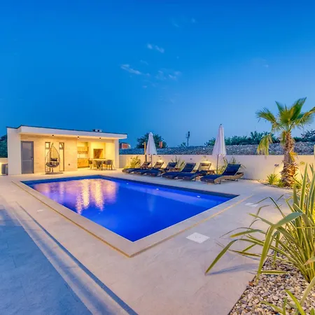 Niksun With Heated Pool