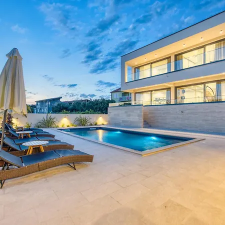 Villa Niksun With Heated Pool