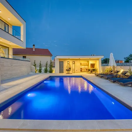 Niksun With Heated Pool Villa *